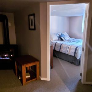 een slaapkamer met een bed en een deur naar een kamer bij Quails Roost in Summerland