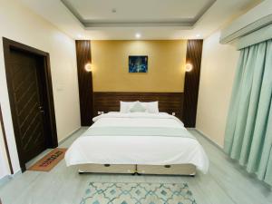 Ένα ή περισσότερα κρεβάτια σε δωμάτιο στο Summit Hotel Suites - القمة للأجنحة الفندقيه