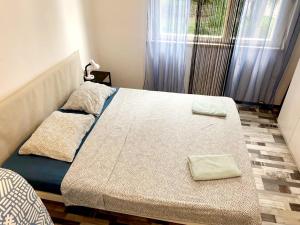 un letto con due cuscini sopra in una camera da letto di Apartman Andi a Fiume (Rijeka) Altre 42 foto