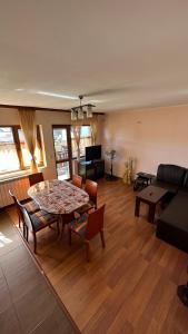 ein Wohnzimmer mit einem Tisch und einem Sofa in der Unterkunft Valevitsata Guesthouse in Raslog
