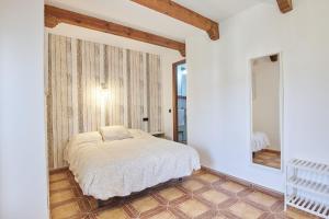 a bedroom with a bed and a mirror at Apartamentos La Solana de Monfragüe in Malpartida de Plasencia