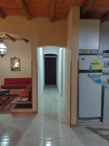 - un salon avec un réfrigérateur et un canapé dans l'établissement La Casona de Cerro Colonial, à Trapiche