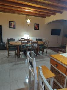 une salle à manger avec des tables et des chaises en bois dans l'établissement La Casona de Cerro Colonial, à Trapiche