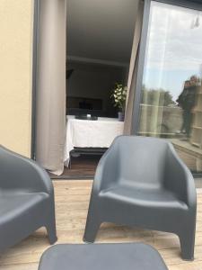 sala de estar con 2 sillas y mesa en Charmante Propriété Arborée en Borgo