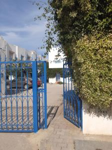 une porte bleue devant un bâtiment dans l'établissement Résidence meriem 2, à Hammamet