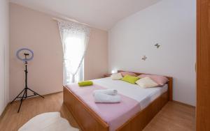 Postel nebo postele na pokoji v ubytování Apartment Kiara with Pool + 31 fotografií
