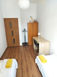 Łóżko lub łóżka w pokoju w obiekcie Apartament Parkowy