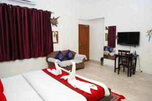 TV a/nebo společenská místnost v ubytování Hotel Ashray Noida