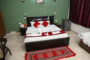 Postel nebo postele na pokoji v ubytování Hotel Ashray Noida + 37 fotografií