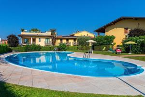 una gran piscina en el patio de una casa en Il Canaletto en Sirmione