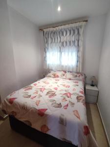 a bedroom with a bed and a window at Acogedor apartamento cerca de la playa in Moncófar