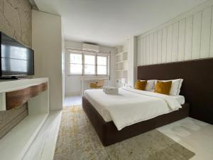 ein Schlafzimmer mit einem großen Bett und einem Flachbild-TV in der Unterkunft PORTA NOVA Historic Center - Apartments Collection by Perpetual Relax in Braga