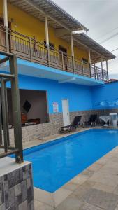 a large swimming pool in front of a building at Pousada Aliança in Pirenópolis