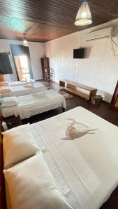 ein Hotelzimmer mit vier Betten und ein Zimmer mit in der Unterkunft Hotel Salinopolis e kitepoint in Salinópolis + 60 Fotos