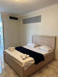 Orbi apartamenti batumi 15 b في باتومي: سرير في غرفة نوم عليها منشفتين
