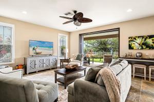 - un salon meublé avec un ventilateur de plafond dans l'établissement Golf Green, à Kailua-Kona