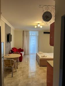 un soggiorno con divano e tavolo di Orbi apartamenti batumi 15 b a Batumi