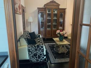 sala de estar con silla y mesa en La Maison Di Caterina en Génova