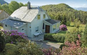 una casa blanca con una silla delante en Stunning Home In Tau With House A Mountain View en Tau