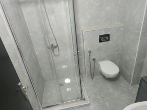 y baño con ducha y aseo. en Golden House en Ramallah