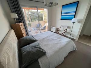 Кровать или кровати в номере Appartement climatisé avec terrasse, vue jardin et piscine +15 фотографий