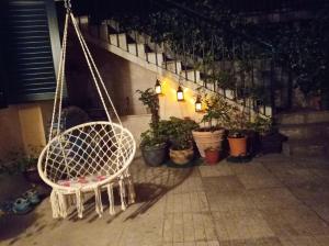 un fauteuil roulant sur une terrasse avec des plantes en pot dans l'établissement Apartments Bride's Rock, à Baška Voda