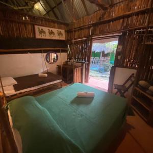 een kleine kamer met een bed en een raam bij Cabañas Maya Aire 