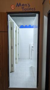 een badkamer met een urinoir en een bordje met herentoiletten bij Jurockotel in Pattaya