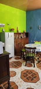 Majoituspaikan Casa en Ciudad de la Costa ideal para descanso keittiö tai keittotila