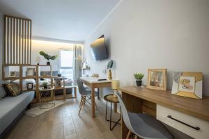 sala de estar con cama y escritorio en una habitación en WiguryTower Apartaments 73', en Łódź