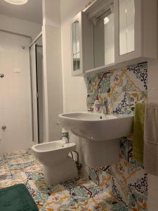 bagno con lavandino e servizi igienici di Al Castello Apartment a Fiumefreddo Bruzio