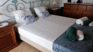 เตียงในห้องที่ Casa da Samouqueira