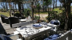 un tavolo con una ciotola sopra di esso su un patio di Casa da Samouqueira a Rogil