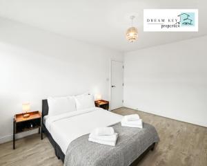 sypialnia z łóżkiem i stołem z ręcznikami w obiekcie One Bedroom Apartment by Dream Key Properties Short Lets & Long Lets Uxbridge with Free Wi-fi - 5 w mieście Uxbridge