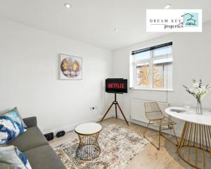a living room with a couch and a table at One Bedroom Apartment by Dream Key Properties Short Lets & Long Lets Uxbridge with Free Wi-fi - 5 in Uxbridge