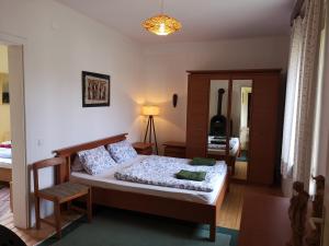 Un dormitorio con una cama y una lámpara. en Nyugalomsziget en Kötcse