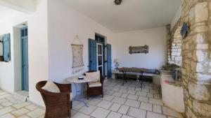 salon ze stołem, krzesłami i kanapą w obiekcie Nikolas Villa w mieście Ambelas