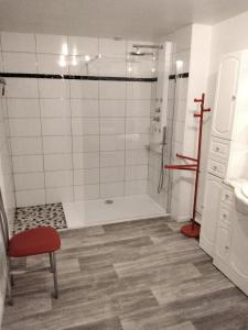 にあるGîte des jardinsのバスルーム(シャワー、赤い椅子付)