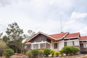 dom z czerwonym dachem w obiekcie Augustine Cosy Homes w mieście Nakuru