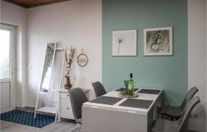 - une cuisine avec une table et des chaises dans la chambre dans l'établissement Amazing Apartment In Otterndorf With Wifi, à Otterndorf