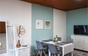 een eetkamer met een witte tafel en stoelen bij Amazing Apartment In Otterndorf With Wifi in Otterndorf
