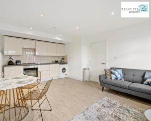 Spacious Two Bedroom Apartment by Dream Key Properties Short Lets & Long Lets Uxbridge- 1 في أوكسبريدج: غرفة معيشة مع أريكة وطاولة
