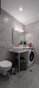 W łazience znajduje się toaleta, umywalka i kuchenka mikrofalowa. w obiekcie Panorama Sea Esta 2 bedroom with sea view w mieście Perea