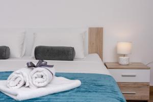 een slaapkamer met 2 handdoeken op een bed bij Blue Mile Apartman Split in Split