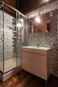 un bagno con lavandino e doccia di Unique Wooden Cottage a Óbidos Altre 12 foto