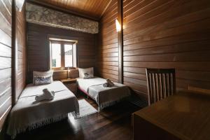 una piccola stanza con due letti e una finestra di Unique Wooden Cottage a Óbidos