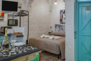 1 dormitorio con 1 cama y puerta azul en Casa Vacanze “House on the Left”, en Ceglie Messapica