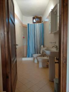 W łazience znajduje się umywalka, toaleta i prysznic. w obiekcie Ospitalità Rurale l'Uccelliera w Lukce