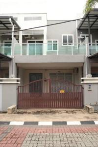 ein Haus mit einem roten Tor davor in der Unterkunft Ipoh Tambun Lost World Le Greens in Ipoh