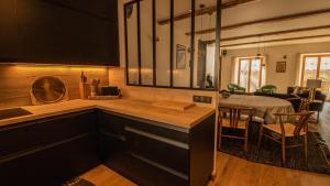 cocina con fregadero y comedor en Chalet Peak Noir entier 12pers - Cosy House Peak Noir for 12people, en Le Monêtier-les-Bains